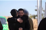 Những hình ảnh đầu tiên về nhóm con tin Israel được Hamas trả tự do