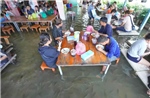 Trải nghiệm ẩm thực độc đáo ở Thái Lan: Vừa ăn vừa ngâm chân trong nước lũ