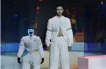Robot hình người tự tin sải bước trên sàn catwalk tại Seoul
