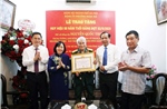 Lãnh đạo TP Hà Nội trao Huy hiệu Đảng cho các đảng viên lão thành