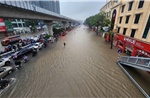 Mưa xuyên đêm, đường phố Hà Nội mênh mông &#39;biển nước&#39;