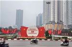 Đường phố rực rỡ sắc đỏ cờ hoa trong ngày làm việc đầu tiên Đại hội XIV của Đảng
