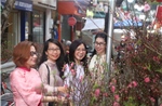 Người dân Thủ đô háo hức đến chợ hoa trăm tuổi ‘chở' Tết về nhà