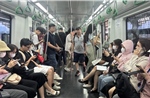Chi phí xăng xe tăng, người dân Hà Nội chuyển dần sang tàu điện