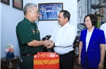 Bí thư Thành ủy Hà Nội thăm, tặng quà các thương binh tiêu biểu phường Hoàn Kiếm