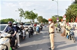 Cảnh sát giao thông &#39;đón&#39; người dân trở về Thủ đô