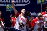 Joey Chestnut lần thứ 15 vô địch cuộc thi ăn hot dog tại Mỹ