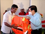 Trao tặng 1.000 áo phao cứu sinh đa năng cho ngư dân Bình Thuận