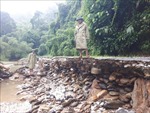 Nghệ An: Nhiều tuyến đường ở Con Cuông bị sạt lở, ách tắc do mưa lũ