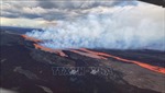 Núi lửa phun trào ở Hawaii thu hút du khách