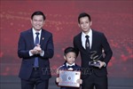 Nguyễn Văn Quyết nhận danh hiệu Cầu thủ xuất sắc nhất V.League 2022