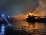 Dập tắt đám cháy hai tàu cá trong đêm, bảo vệ 60 tàu neo đậu liền kề