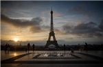 Tháp Eiffel tạm ngừng đón khách vì nắng nóng kỷ lục