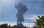 Indonesia: Núi lửa Ibu phun trào, tạo ra cột tro bụi cao 5.000 mét