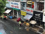 Người dân TP Hồ Chí Minh đón mưa lớn &#39;giải nhiệt&#39;