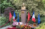 Dâng hoa tại tượng đài Bác ở Montreuil