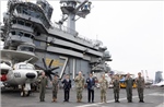 Tổng thống Hàn Quốc thăm tàu sân bay Mỹ trước tập trận ba bên
