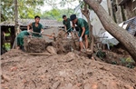 Xúc động hình ảnh &#39;Bộ đội Cụ Hồ&#39; giúp dân khắc phục hậu quả bão lũ