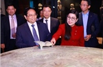Thủ tướng tham quan Bảo tàng Quai Branly tại Thủ đô Paris (Pháp)
