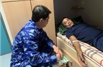 Cảnh sát biển kịp thời đưa ngư dân bị bệnh vào Trường Sa Lớn điều trị
