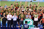 V.League 2-2024/2025: Phù Đổng Ninh Bình nâng cúp vô địch, Huế nói lời chia tay