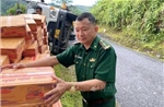Xe tải chở hàng cứu trợ bị lật giữa dốc núi ở Nghệ An
