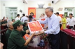 Phó Thủ tướng Thường trực Nguyễn Hòa Bình thăm, tặng quà người có công tại Thanh Hóa