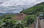 Quảng Trị: Thông xe một làn sau vụ sạt lở đất tại Quốc lộ 15D
