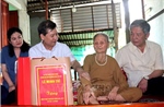 Các đoàn công tác Trung ương thăm, tặng quà các gia đình chính sách ở tỉnh Vĩnh Long
