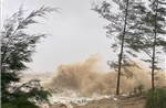 Người dân Hà Tĩnh lo lắng khi sóng lớn liên tục đánh mạnh vào tuyến đê biển