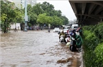 Công an Hà Nội túc trực tại các &#39;điểm nóng&#39; ngập lụt hỗ trợ người dân