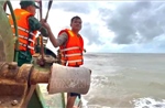 Cà Mau: Kịp thời cứu vớt hai thuyền viên gặp nạn trên biển