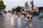 Triều cường ở Cần Thơ vượt báo động 3, mưa to khiến giao thông khó khăn