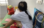 Phẫn nộ vụ việc cha dượng dùng búa đinh đánh vào đầu bé gái 9 tuổi