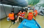 Công an Huế hỗ trợ, di dời hàng nghìn người dân và du khách vùng ngập sâu