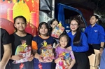 Chiếc xe lưu động mang niềm vui Trăng rằm đến với con em người lao động