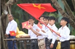 Con em người gốc Việt tại Campuchia hân hoan đón chào năm học mới