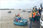 Tìm kiếm ngư dân mất tích do thuyền bị sóng đánh chìm