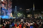 Hà Nội: Người dân đổ về các nhà thờ, khu vui chơi chờ đón đêm Giáng sinh năm 2025