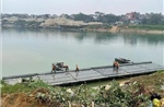 Khẩn trương lắp đặt cầu phao qua sông Lô phục vụ nhân dân đón Tết 