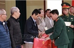 Thăm hỏi, tặng quà các gia đình cán bộ, chiến sĩ và người dân dịp Tết