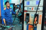 Giá xăng dầu giảm sâu, xăng RON95 xuống còn hơn 25.000 đồng/lít