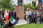 Dâng hoa tưởng nhớ Bác tại đại lộ mang tên Người ở Algeria
