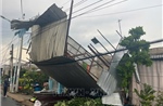 Mưa dông kèm lốc, sét làm 1 người tử vong, hàng chục căn nhà hư hỏng