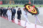 Thủ tướng Nhật Bản đặt vòng hoa viếng Chủ tịch Hồ Chí Minh và Đài tưởng niệm các Anh hùng liệt sỹ