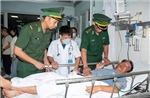 Phối hợp tiếp nhận, đưa ngư dân tàu gặp nạn vào cơ sở y tế điều trị