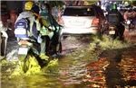 Mưa lớn đúng giờ tan tầm, nhiều tuyến đường ở TP Hồ Chí Minh ngập 