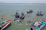 Nghệ An lai dắt thành công tàu cá bị chìm vào bờ an toàn