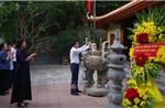 Các đồng chí lãnh đạo Quốc hội dâng hương tại Hang tám Thanh niên xung phong