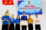 Trao Huy hiệu 'Tuổi trẻ dũng cảm' cho nam sinh cứu người đuối nước